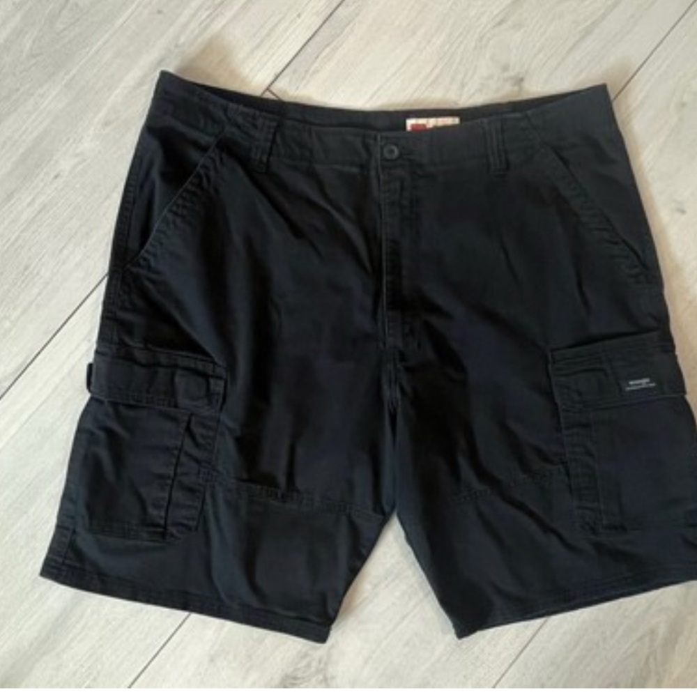 Wrangler Black Cargo Shorts Relaxed Fit